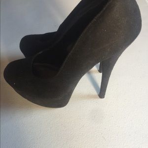 Black High heeled Pumps.